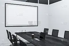 白色的会议室角落，海报
