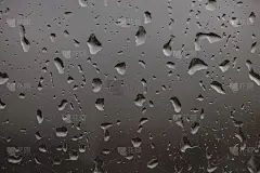 下雨天，雨滴落在窗户表面