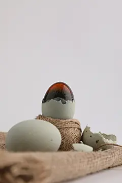 剥开的皮蛋食品蛋类食品摄影图