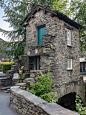 Bridge House - Sleeps 8! | Or at least is did in the 1840s.   Built as a bridge in the 16th Century, the enclosure was added in the 17th Century to store apples.  But in the 19th Century it was converted into a house and was the home of a family of 8 at o