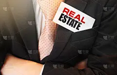 商人常把名片上的房地产字样放在西装口袋里。房地产经营理念