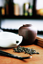 【冻顶乌龙】冻顶乌龙就属于中低发酵程度的茶叶，泡出来的茶汤无论在色泽还是香味上都更偏向于清雅的绿茶。茶色是带点青色的淡金黄色，香气也有明显的清新花香，而不像别的乌龙茶那般厚重浓郁，所以比较能讨那些觉得绿茶味道太薄、重发酵茶味道又太厚的人的喜欢