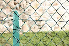 带木桩的金属栅栏的细节