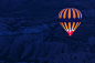 摄于土耳其 这里每天早晨都会有100个热气球升空，带着游客从高空俯视这里美丽的岩层 作者 Chris Miller