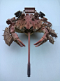 日本艺术家nagiasa的作品类型有三种：生物标本，金属材质的海鲜以及融入了战车元素的海鲜模型。 ​​​​