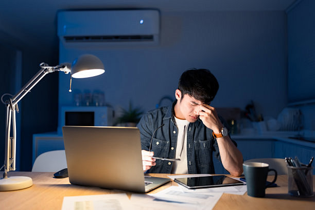 亚洲男性感到眼睛疲劳照片摄影图片