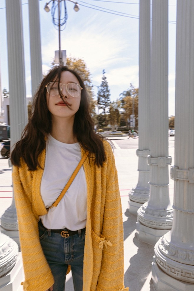 组图行走的街拍教科书倪妮黄色开衫搭金丝眼镜笑容超明媚11月13日倪妮