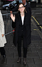 Emma Watson waves to photographers as she arrives at the BBC Radio 1 studios in London, England.
 


(7张)