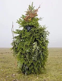 这几天在看各种祭祀或者节日的图片，发现欧洲很多地方都有Greenman’s Day，有些是和Saint Patrick's Day结合的宗教节日，有些是单纯的为了庆祝冬去春来。不过节日上都有很多打扮成Greenman的人...不过对于不太了解的人来说，估计会以为是穿着吉利服的枪手开会呢吧【
