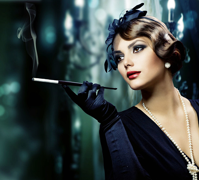 吸烟的性感美女图片