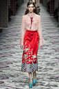 #2016春夏女装周#【米兰|T台图集】Gucci 本季以法国女作家玛德琳-史居里于1954年出版的“柔情地图”为灵感来源。细腻的设计展现生活中每个被撩拨的渺小情绪，新一季的设计化身为能记录都市潜意识的内心地图。图集链接：OGucci 专题链接：O网页链接