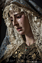 脸庞上晶莹的泪珠、悲伤的神色、刺穿心脏的七把剑，七苦圣母（Our Lady of Seven Sorrows）这一宗教形象从十年前高缇耶那场惊为天人的时装秀，到今年的Met Gala，每次都能大放异彩。

其实，哭泣圣母的形象在教堂中很少见，大部分时候圣母玛利亚的神情都慈悲安详，即便在米开朗基罗的“哀悼基督”，圣母的悲伤也是隐忍的，只有在天主教的另一重地——西班牙，情况有所不同。

每年复活节前的一周，西班牙都举行盛大的圣周节来纪念耶稣受难，此时会有身穿深色服装的信徒们组成长长的队列，抬着圣像举行庄严的游