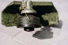 电动割草机下班后，草卡住了