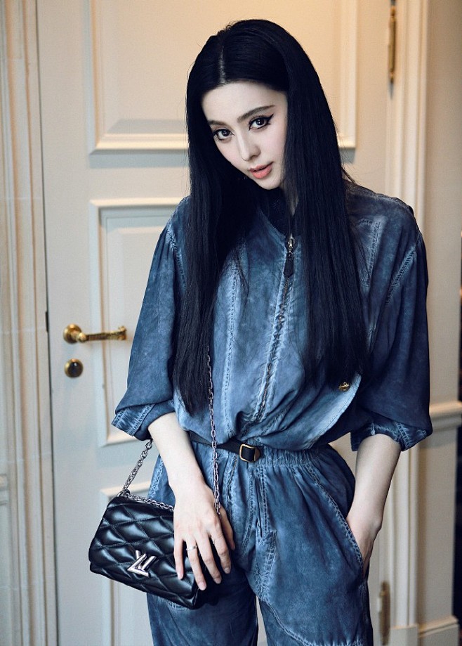 @范冰冰 秀场造型惊艳之余，秀场外的随性...