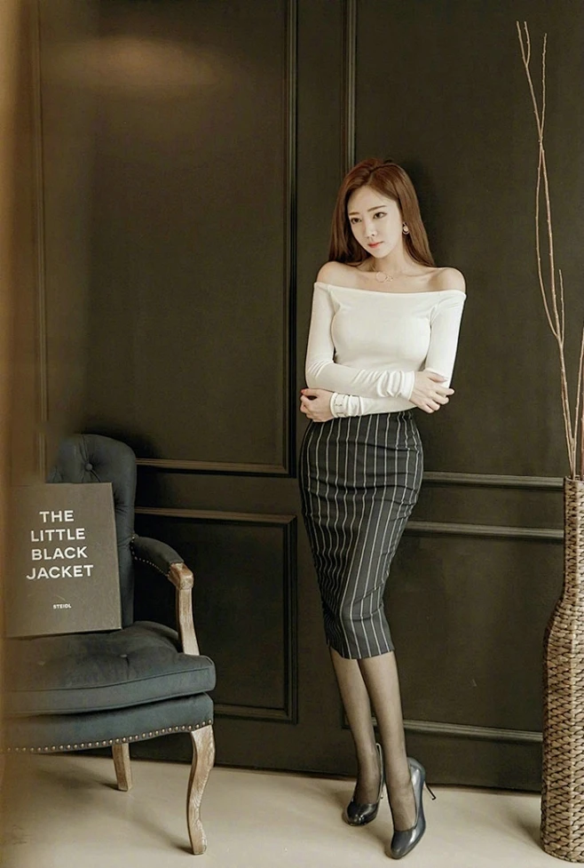 性感美女裸肩黑丝美腿性感居家写真