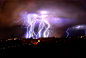 2012年4月4日消息，美国阿尔伯克基，当地天空中的雷电。这次闪电在11分钟内不断袭击同一处。