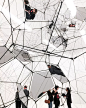 Tomás Saraceno 的奇幻世界 : 欢迎在微博上使用话题 #伦敦橘子艺术#来引起小编注意如果一个人心怀宇宙不要试图让他为你停留在地球因为总有那么一天他会使用推进器克服重力放任自我消失在太空2013年，时年40岁的阿根廷艺术家兼建筑师托马...