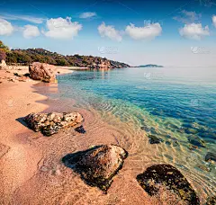 夏日阳光明媚的爱琴海海景。美丽的海洋景观古巴海滩，奥林匹亚达村位置，希腊，欧洲。自然美的概念背景。