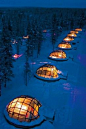 Renting a glass igloo in Finland to sleep under the northern lights.: 