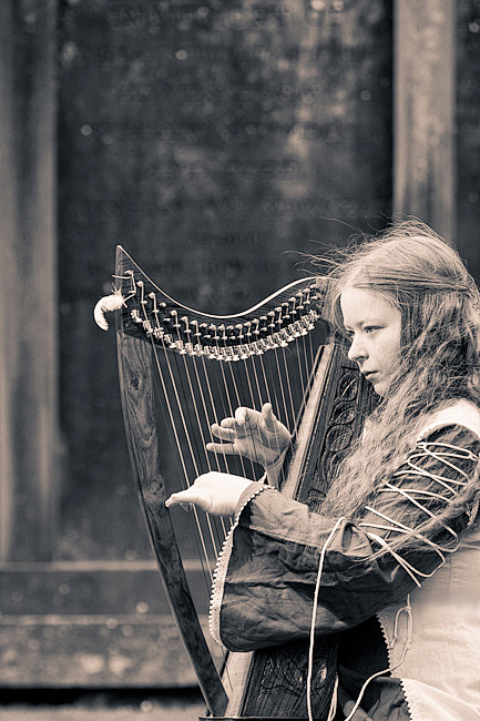 弹竖琴的小女孩