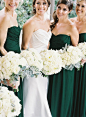 婚礼灵感：深绿色伴娘服。#新娘婚纱# #新娘伴娘# @成都上锦婚纱定制