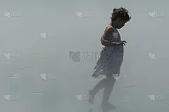年轻女孩在动