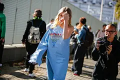 Paris Fashion Week: lo street style - Vogue.it : Veder correre it girl, addette ai lavori e fashion influencer da una sfilata all'altra è come assistere a una passerella all'aperto. C'è chi sfoggia look牛仔 斜肩 裙 上衣