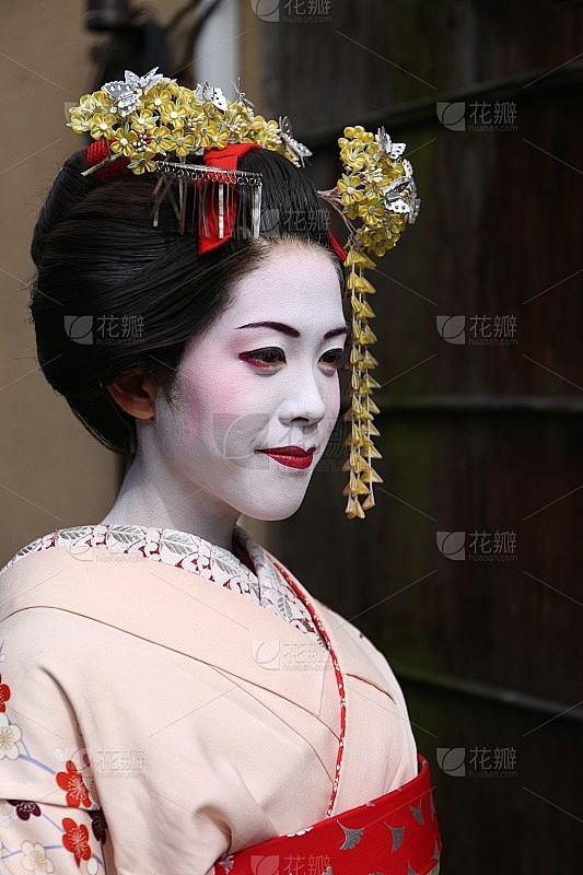 舞妓走在日本京都祗园的街道上