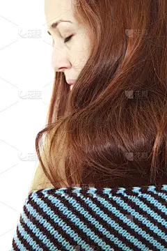 穿着针织格子呢的漂亮年轻女子
