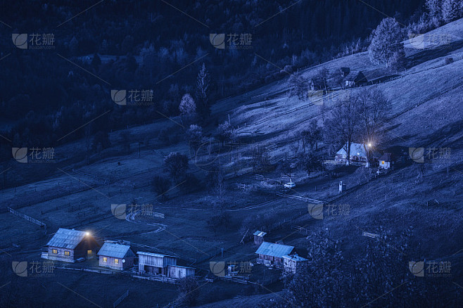 美丽的乡村景色，高山喀尔巴阡村庄的夜晚