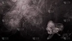烟雾孤立在黑色背景上