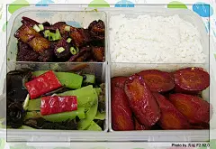 爱心盒饭5：红烧肉＋莴笋木耳＋红烧红萝卜(2006-11-29 带皮五花肉切成块，老姜，干红辣椒，八角，酱油，料酒，冰糖， 肉先用开水煮几分钟，然后捞起来，然后热油锅，下冰糖，等熬成了浅褐色，就下肉，等每块肉都沾上了颜色，下姜，干红辣椒，八角，酱油，料酒，还有先头煮过肉的汤。一起用小火煮啊煮，煮了一个小时，汁甜甜的，是我喜欢的味道。忘了，红萝卜大概在半个小时后放进去。