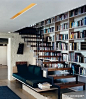开放式楼梯，把空间运用到了极致，满墙的书架，舒适的坐榻！ 