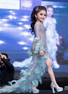 影集花瓣留念采集到Baifern Freya  小童星 美少女孩