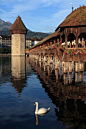 这是欧洲最古老的有顶木桥，始建于1333年的卡佩尔木桥，也是瑞士小城卢塞恩的标志。
