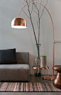 Herfst teinten. Met producten van Zuiver: Metal Bow Copper, Cupid Copper en Antique Copper bijzettafel.: 