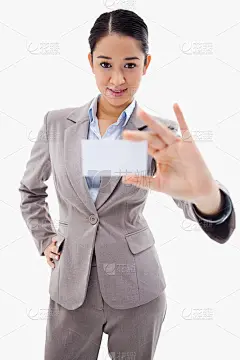 一个漂亮的女商人展示一张空白名片的肖像