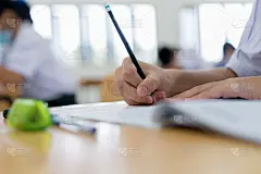 亚洲少女学生小组集中考试参加期末考试，在教室，身穿泰国学生制服，戴着口罩，防止泰国新常态教育Covi