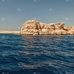 西奈山和埃及风景如画的红海。红海上的乘船旅行