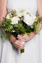 新娘美甲与捧花的完美搭配攻略+来自：婚礼时光——关注婚礼的一切，分享最美好的时光。 #美甲# #指甲手捧花#