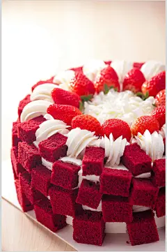 精致美味生日蛋糕摄影图片