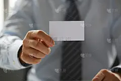 西装男臂给客人空白名片