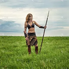 战场上的女战士。亚马逊在巡逻。