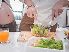 孕前健康食品与人的观念。未来的爸爸妈妈吃健康沙拉，一起照顾。
