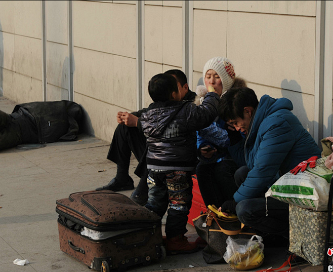 1月14日，“小候鸟”跟随父母踏上返乡的...