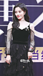 1月18日，2017微博之夜在北京水立方举行，当天，鞠婧祎一席黑色纱裙十分俏美。via：首都一橘 ​​​​