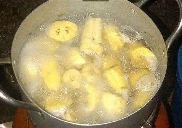 1、香蕉和冰糖一起煮

能够起到润肠通便...