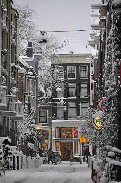 荷兰阿姆斯特丹大雪纷飞的夜晚，明亮犹如白...