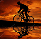 骑单车的公路自行车骑在日落时的剪影