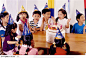 小朋友围着生日蛋糕唱生日歌图片素材